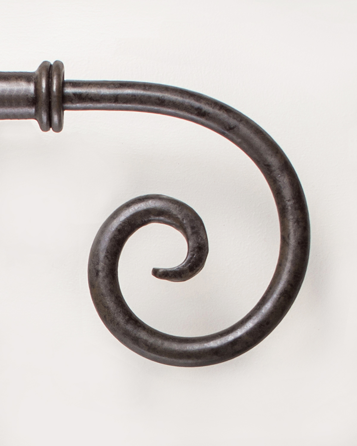 Scroll finial for curtain rods